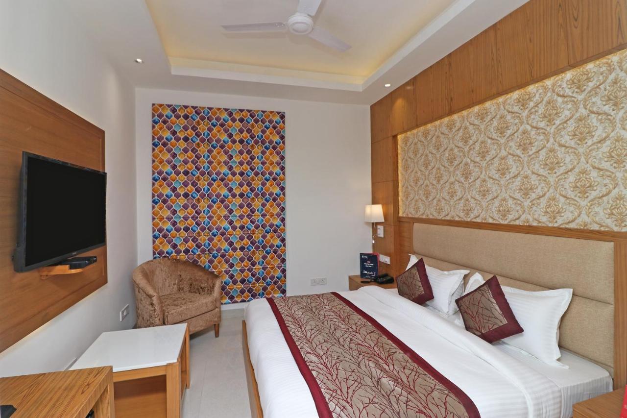 Capital O Hotel Star Inn Near Chhatarpur Metro Station Nueva Delhi Exterior foto