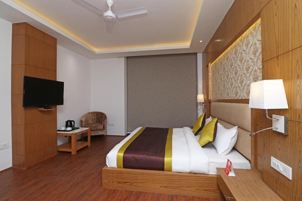 Capital O Hotel Star Inn Near Chhatarpur Metro Station Nueva Delhi Exterior foto