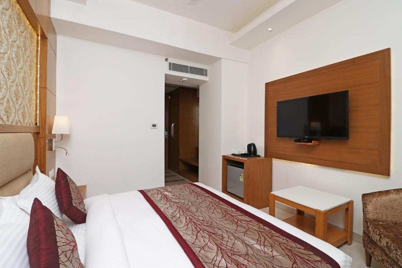 Capital O Hotel Star Inn Near Chhatarpur Metro Station Nueva Delhi Exterior foto