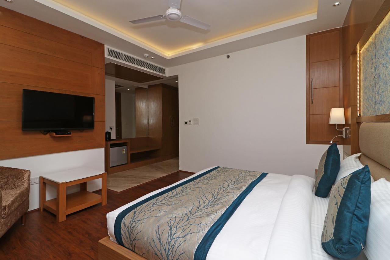 Capital O Hotel Star Inn Near Chhatarpur Metro Station Nueva Delhi Exterior foto